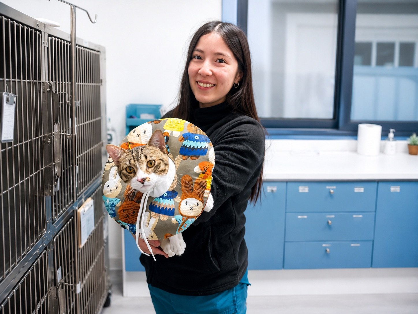 Médica veterinaria con un gato en CVI Los Leones